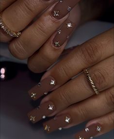 Brown Nails With Jewels, Chocolate Brown Nails With Rhinestones, Brown Diamond Nails, Dark Brown Nails Acrylic Design, Graduation Nails Brown, Brown Nails Design With Rhinestones, Brown Prom Nails Acrylic, Cute Simple Brown Nails, Brown Gem Nails