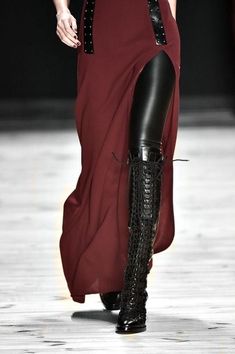 Mode Editorials, Looks Black, Looks Chic, Dark Fashion, Fall 2015, Mode Inspiration, Costume Design, Runway Fashion, Red Dress