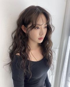 Korean Long Hair Curly, Asian Crimped Hair, Long Permed Hair With Bangs, Asian Perm Women Long Hair, Long Curly Asian Hair, Shoulder Length Hair Styles Curly, Permed Hairstyles Women