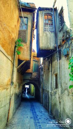 an alley way with some buildings on both sides