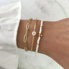 Beautiful bracelet set with carefully selected bracelets with gold, silver or rose gold. The perfect gift, suitable for most wrist sizes. Cute Brackets To Make With Beads, Bracelet Inspo, Daisy Bracelet, Bracelets Diy, Summer Bracelets, Miyuki Beads, Bracelet Crafts, Bijoux Diy, Pink Pearl