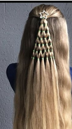 Christmas hair style...Riley's hair is long enough for this & it would be cute for school Bohemian Crochet Hair, Christmas Hairstyles, Christmas Style, Penteado Cabelo Curto, Holiday Hairstyles, Christmas Hair, Long Blonde, Crazy Hair Days, Crazy Hair