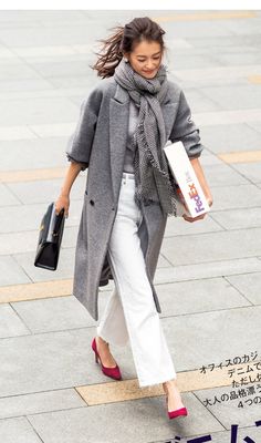 Just add a scarf ... Mode Over 50, Mode Tips, Gray Coat, Mode Casual, Grey Coat, Coat Outfits, Looks Chic, Casual Winter Outfits, Inspired Outfits