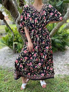 Long Kaftan Dress, Kaftan Dresses, 70s Vintage Fashion, Kimono Maxi Dress, Maxi Kaftan, Long Kaftan, Layering Outfits, Embroidered Clothes