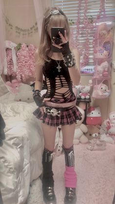 Y2k Pink And Black Outfit, Emo Kawaii Outfits, Pastel Alternative Fashion, Scenecore Outfit, Kawaii Grunge, 2000s Japanese Fashion, Scene Girl, Cute Skirt Outfits