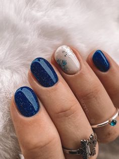 winter nail design: shimmery dark blue nails with snowflake Pretty Gel Nails Winter, Christmas Shellac Nails Winter, New Year's Nails Glitter, January Cruise Nails, Winter Nails 2023 Trends Blue, Short Nail Designs January, Winter Shellac Nail Designs, Shellac Nail Designs Winter, Fun Winter Nails Acrylic