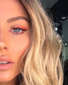 Leah Baines | Makeup Artist on Instagram: “Up close and fluro ⚡️ Sooew if you’ve been watching my stories you’ll notice I’ve been doing a couple of tutorials, now let’s not get too…” Winter Make-up, Blush Lips, Lipstick Eyes, Alat Makeup, Beauty Make-up, Braut Make-up