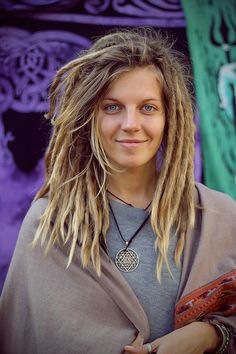 Half Dreads, Dreadlock Inspiration, Female Dreads, Dreads Short Hair, White Dreads, Ombre Dreads, Blonde Dreadlocks, Dread Styles