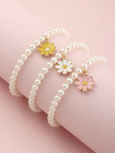 Gelang Item, Flower Pearl Bracelet, Flower Girl Jewelry, Cute Bracelet, Charms For Bracelets, Faux Pearl Bracelet, Daisy Charm, Pearl Bracelets, Kids Bracelets