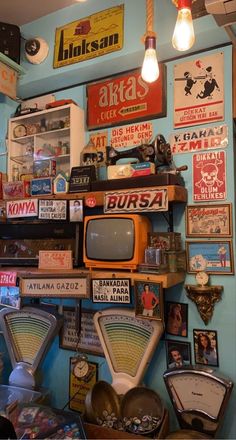 Retro Store Design, Vintage 90s Room, Vintage Store Ideas, معرض فني, 80s Interior, Vinyl Aesthetic, Old Memories, Desain Buklet, Guinness Book Of World Records