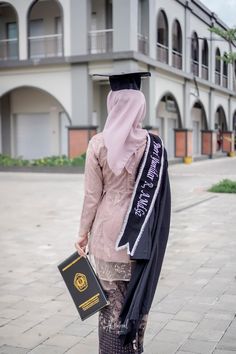 Graduation Photo Aesthetic, Graduation Pictures Hijab, Graduation Hijab