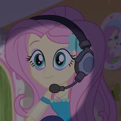 a pinkie is wearing a headset and talking on the phone