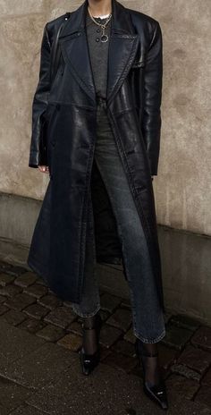 Black Leather Coat Outfit Winter, Soft Dramatic Casual Outfit, Black Leather Coat, Nyfw Street Style, Outfit Women, Mode Inspo, 가을 패션, Professional Outfits, Outfits Women