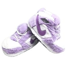 Sneaker Slippers in Light Purple Look – Comfy adult AJ slippers for men and women Sneaker Lovers, Lightweight Sneakers, Sneaker Slippers, Winter Sneakers, Sneaker Games, Plush Fabric, Sneaker Collection, Walk On, Unisex Design