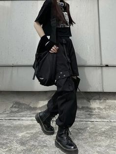 All Black Clothing Woman, Alt Outfits With Cargo Pants, Female Emo Outfits, K Pop Fashion Male, Dark Harajuku Fashion, Techwear Fashion Women, Styling Black Cargo Pants, Cool Black Outfits, Black Punk Outfits