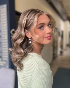 Everyone’s Crushing On These 20 Cute Hairstyles For Medium Hair Hollywood Curls Bridesmaid, Old Hollywood Prom Hair, Hollywood Waves Prom, Fale Hollywood, Formal Hair Down, Hair Down Styles, Curled Hairstyles For Medium Hair, Prom 23