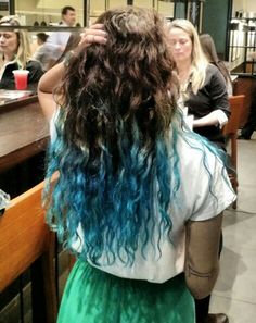 Teal Curly Hair, Muichiro Cosplay, Curl Inspiration, Teal Ombre Hair, Noodle Hair, Blue Hair Highlights, Fantasy Hair Color, Dark Blue Hair, Aqua Hair