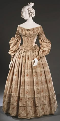 1840s Dress, Fashion History Timeline, 1830s Fashion, Victorian Era Fashion, Girls Attire, Ladies Day Dresses, Hallowen Costume