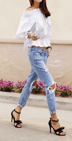 Spring in your step White Boho Top, White Boho Tops, Denim Heels, Tunic Designs, Denim Jeans Ripped, Fashion White, Boho Top, Peasant Top, Feminine Outfit