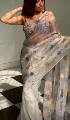 Sunaina Khera Saree, Sunaina Khera Lehenga, Saree Styles Modern, Kuchu Designs Saree, Blouse Designs Wedding, Photoshoot Saree, Saree Sabyasachi, भारतीय दुल्हन संबंधी