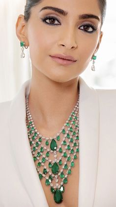 Indian Emerald Jewellery, Jewellery Design Gold, Latest Gold Jewellery, Emerald Jewellery, Necklace Set With Earrings, Neck Pieces Jewelry, Diamond Jewelry Set