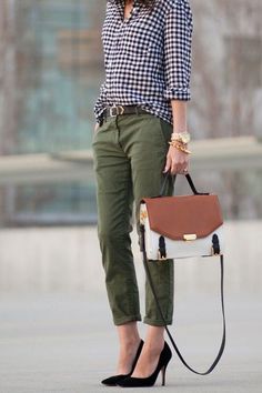 Stile Casual Chic, Mode Casual, Gingham Shirt, Green Pants, 가을 패션, Looks Style, Work Attire