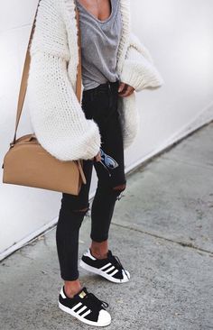 Casual and cozy for fall or winter with a casual shirt and jeans, cozy sweater ant tennis shoes Look Adidas, Fall Outfits For School, Jeans Ripped, Black Ripped Jeans, Cooler Look, Looks Street Style, Outfit Trends, Mode Inspo, Grey Jeans