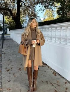 Winter Outfits Christmas Markets, Brown Boots Outfit, Outfits Formal, Stile Blair Waldorf, Lawyer Fashion, Fest Outfits, Looks Pinterest, Trench Coat Outfit