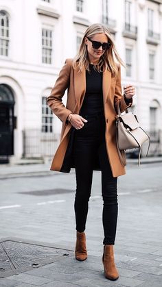 20+ stylish female CEO outfits that blend power and polish. Perfect for young women looking to lead with confidence and make a statement at work. Camel Coat Outfit, Chique Outfit, Fall Fashion Coats, Booties Outfit, Tan Booties, Amy Jackson, Fashion Jackson, Meryl Streep, Brown Coat