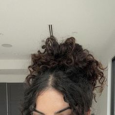 Curl Messy Bun, School Hairstyles Brown Hair, Bun Hairstyles School, Messy Bun Curly Hairstyles, Messy Curly High Bun, Makeup For Curly Hair, Messy Bun With Curly Hair, Buns On Curly Hair, Messy Bun Wavy Hair