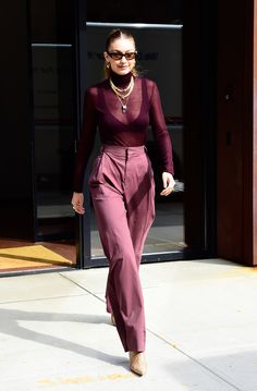 Poofy Sleeves, Chique Outfit, Gigi Hadid Style, Walking Down The Street, Model Pose, Hadid Style, Looks Street Style, Sarah Jessica Parker, Mode Inspo