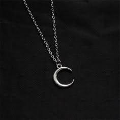 Jewellery Men Necklace, Mens Moon Necklace, Kalung Aesthetic Boy, Men Accessories Aesthetic Necklace, Aesthetic Pendants Men, Mens Necklaces Aesthetic, Moon Necklace For Men, Men’s Necklace Aesthetic, Man Necklace Aesthetic