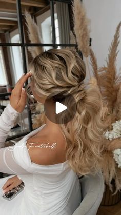 Julia Fratichelli Hair Education on Instagram: "Check out this ponytail tutorial on salty curls! 🌟 Watch till the end to see how it turns out! 😍 What part of hairstyling do you find the trickiest? Drop your struggles in the comments, and I'll do my best to help out! 💁‍♀️  #juliafratichelli #juliafratichellibridalhairstylist #bridalhairstyle #bridallook #bridalhair #stepbystephair #stepbystephairstyle #hairideas #hair #frisur #frisuren #kreativitat #brautfrisuren #hairstylist #haireducator #haireducation"