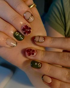 Short Nails Designs 2024, Earthy Nails Designs Short, Short Nail Designs Maximalist, Clear Nails With Design Simple, Short Structured Gel Nails, Vintage Style Nails, Chrome Short Nails Designs, Natural Nails Manicure Design, Iris Law Nails