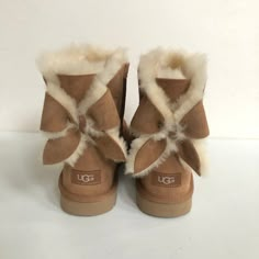 *100% Authentic And Brand New* Product Specs: O 17mm Twinface Sheepskin Upper. O Suede Heel Guard. O Fixed Bow, Sheepskin Bow. O Luxurious 17mm Uggpure 80% Wool, 20% Lyocell Sockliner. O Foam Footbed. O New Treadlite By Ugg Outsole. O Recycled Polyester Binding. O Woven Heel Label With Ugg Logo. O Measurements: Heel Height: 1 In Shaft: 6 In 0 All My Ugg Are 100% Authentic, Brand New And Never Been Worn. ** The Inside Sizing Tag Of The Boot Is Marked To Avoid Store Returns And This However Does N Ugg Heel Boots, Ugg Heritage Bow, New Ugg Boots, Ugh Boots With Bows, Classic Heritage Bow Uggs, Uggs Boots With Bows, Uggs Berry Avenue Code, Uggs With Bows On The Back, Uggs Bow Boots