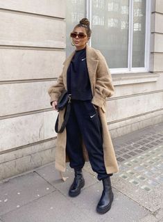 outfit inspo, pinterest inspo, pinterest photo, pinterest desthetic, summer vibes, fashion, hijab, hijabi, arab, dubai, ootd, ootd inspo, outfit. fall outfit Joggers Outfit, Neue Outfits, Camel Coat, Winter Fits, 가을 패션