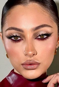 Foxy Eye Makeup Look, Red Eyeshadow Brown Eyes, 2016 Makeup Full Glam, Red Under Eye Makeup Looks, Makeup With Red Outfit, Cranberry Makeup Look, Colour Makeup Looks, Christmas Party Make Up, Red Wine Eye Makeup