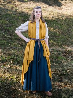 medieval shawl vest Medieval Clothing Layers, Practical Fantasy Outfit, Easy Dnd Cosplay, Diy Medieval Costume Women Easy, Loose Fantasy Clothing, Elf Renfaire Outfit, Into The Woods Costume Design, Druid Costume Female