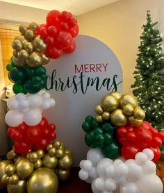 Christmas Lunch Ideas, Christmas Balloon Garland, Christmas Balloon Decorations, Holiday Balloons, Crafts For Teens To Make, Ideas Navideñas, Christmas Holiday Party, Ideas Navidad, Christmas Balloons