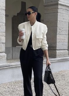 White Cropped Jacket Outfit, White Cropped Jacket, Classic Style Outfits, Beige Outfit, Jacket Outfit, Stylish Work Outfits