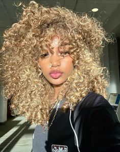 Afro Hair Blonde Highlights, Sensory Friendly Hairstyles, Curly Honey Blonde Hair, Blonde Curly Hair Black Women, Color Curly Hair, Blonde Afro, Honey Brown Hair, Brown Curly Hair