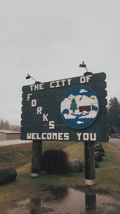 a sign that says the city of forks welcomes you