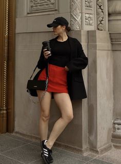 Turkish Street Fashion, Airport Skirt Outfit, Red Skirt Outfit, Adidas Samba Outfits, Samba Outfits, Samba Outfit, Classic Style Outfits, Everyday Fashion Outfits