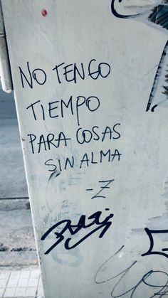 graffiti written on the side of a white fire hydrant with writing underneath it that says no tengo tempo para osas sin alma