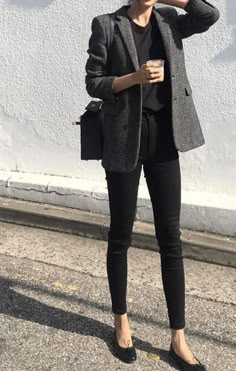 Office look | High waisted black skinnies, flats and grey blazer Minimalist Moda, Minimalist Winter, Ootd Dress, Blazer Outfit, Outfit Jeans, Outfit Trends, Work Style, Winter Mode