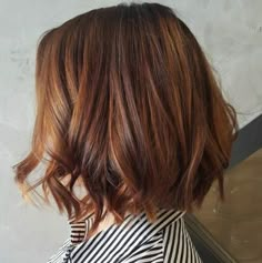 Mèche caramel sur cheveux châtain - quelles sont mes options? - Archzine.fr Balayage Hairstyle, Auburn Balayage, Copper Balayage, Caramel Hair, Caramel Highlights, Copper Hair Color, Brown Balayage, Hair Color Highlights, Trendy Hair Color