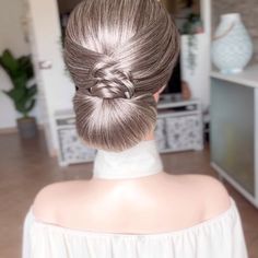 I 🧡 this beautiful braid updo! Do you like? 👍🏻 or 👎🏻? #braidsformyhair #braids #braidsbraidsbraids #braidtutorial #waterfallbraid… | Instagram Half Up Hairstyle, Half Up Hair