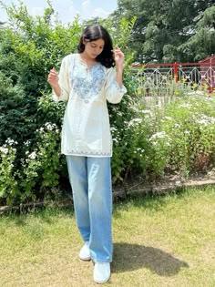 Traditional Short Kurti Designs, Kurti Jeans Outfit Ideas, Regular Outfits Casual Simple Indian, Kurti With Jeans For College, Jean And Kurti Outfits, Girly Outfits Indian, Short Kurtis For College Wear, Kurtis With Jeans Casual, Traditional Short Kurti