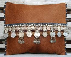 Tan Pony hide beaded coin trim foldover clutch www.kussenvanpaula.blogspot.nl Black Pinterest, Boho Clutch, Boho Embroidery, Ethnic Bag, Foldover Clutch, Bohemian Bags, Boho Purses, Spring Jewelry