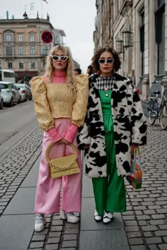 Maximalist Fashion, Mode Prints, 영감을 주는 캐릭터, Fashion Week Street Style, Mode Vintage, Colourful Outfits, Looks Style, Mode Inspiration, Creative Fashion